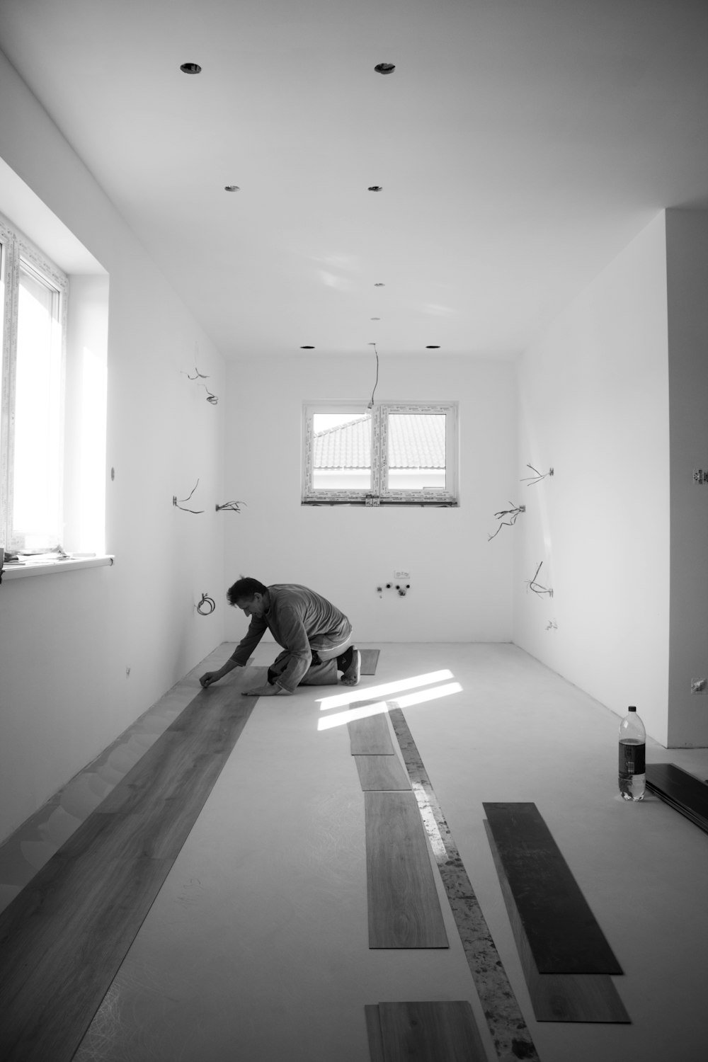 Handwerker verlegt Bodenbelag