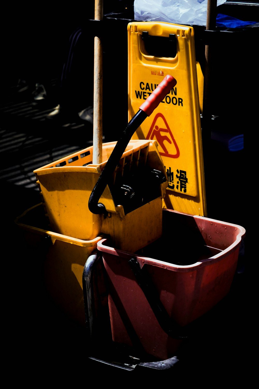 Reinigungswagen mit Wischmopp bei der Grundreinigung
